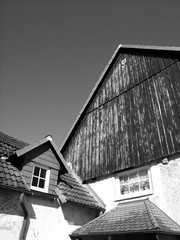 Fassade eines alten Hauses aus rustikalem Holz bei Sonnenschein in Detmold Heidenoldendorf am...