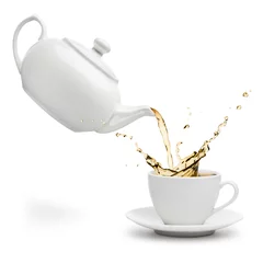 Abwaschbare Fototapete Tee Teekanne gießt Tee in Tasse auf weißem Hintergrund