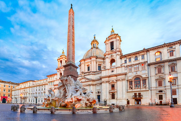 Fototapeta premium Fontanna Czterech Rzek z egipskim obeliskiem i kościołem Sant Agnese na słynnym placu Piazza Navona rano, Rzym, Włochy.
