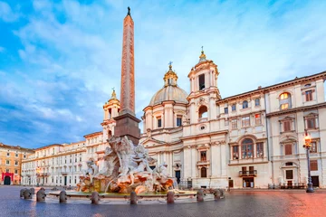 Fototapete Brunnen der vier Flüsse mit einem ägyptischen Obelisken und der Kirche Sant Agnese auf dem berühmten Platz Piazza Navona am Morgen, Rom, Italien. © Kavalenkava