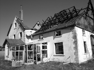 Baufälliges altes ausgebranntes Haus bei Sonnenschein in der Provinz in Pivitsheide bei Detmold am...