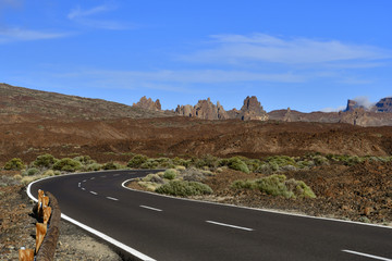Route sinueuse dans la caldera du Teide