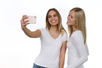 Zwei hübsche blonde Frauen machen ein Selfie