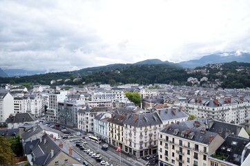 Fototapeta na wymiar panorama ville en montagne