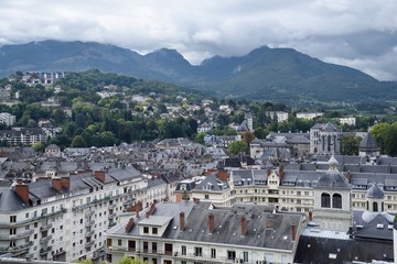 Fototapeta na wymiar panorama d'une ville avec montagnes