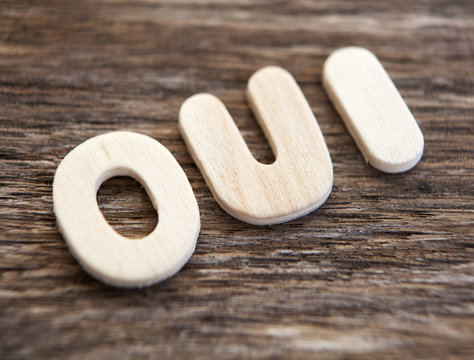mot oui en lettres de bois