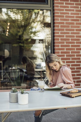 Pretty Woman Reading