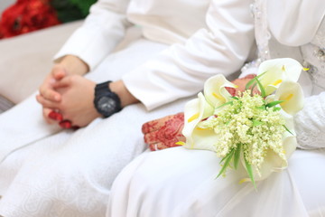 Obraz na płótnie Canvas Brides hand with bouquet flower