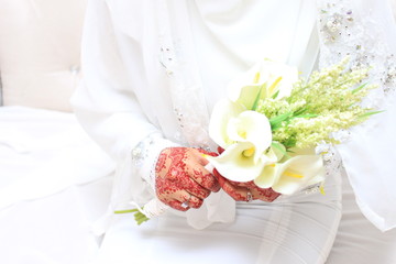 Fototapeta na wymiar Brides hand with bouquet flower