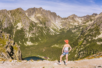 Górskie krajobrazy w Słowackich Tatrach. Kobieta na szlaku turystycznym, obserwująca górską...