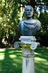 statue dans un jardin