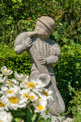 Steinfigur Musikant im Pfühlpark in Heilbronn