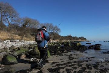 Meerforellenangler an der Ostsee, Konzept Angelführer, Fischereischein, Angeln