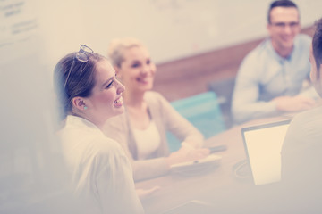 Obraz premium Startup Business Team At A Meeting at modern office building