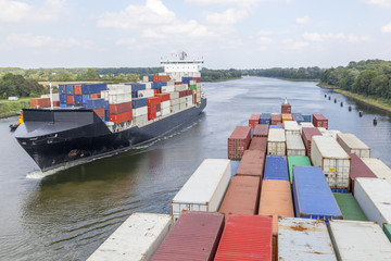 Containerschiff auf dem Nord-Ostsee-Kanal bei Kiel, Deutschland
