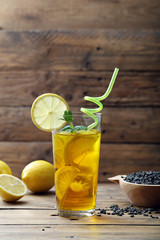 te' ghiacciato con limone bicchiere su sfondo di legno rustico