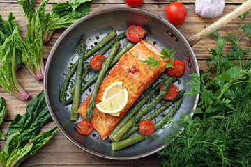 delizioso filetto di salmone arrosto con asparagi e pomodori 