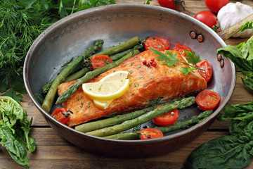delizioso filetto di salmone arrosto con asparagi e pomodori 