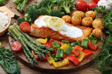 delizioso filetto di salmone arrosto con asparagi e pomodori 