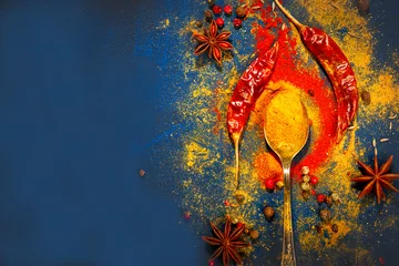 Fotobehang Houten tafel met kleurrijke kruiden © alefat