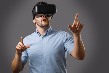 Naklejka premium Bearded guy in virtual reality
