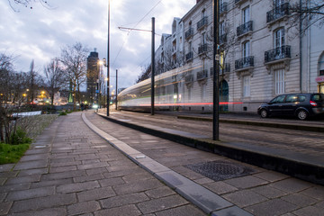 Passage du Tram en fin de journée de nuit - Nantes 