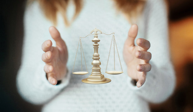 Mani di donna con bilancia o libra