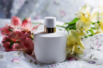 Obraz na płótnie Canvas female white perfume with pink flowers