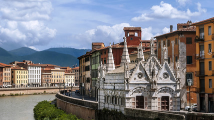 Fototapeta premium The beautiful Church of Santa Maria della Spina on the Lungarno of Pisa, Tuscany, Italy