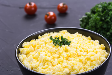 Mashed eggs with tomato and parsley