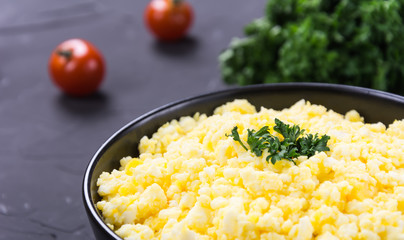 Mashed eggs with tomato and parsley