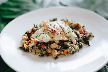 Lachs und Quinnoa-Bowl mit Grünkohl und Tahini-Joghurt Sauce