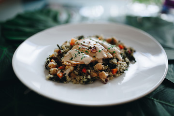 Lachs und Quinnoa-Bowl mit Grünkohl und Tahini-Joghurt Sauce