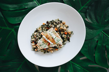 Lachs und Quinnoa-Bowl mit Grünkohl und Tahini-Joghurt Sauce