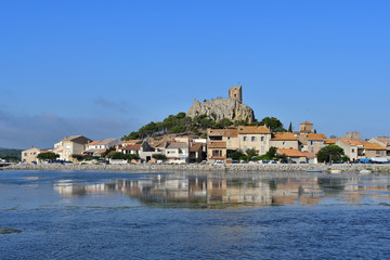 Fototapeta premium Station balnéaire de Gruissan et son emblématique tour de Barberousse