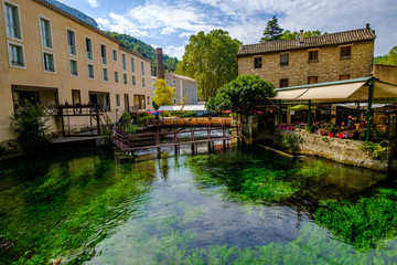 Fototapeta premium Village de Fontaine-de-Vaucluse. Provence. France. Vue sur la rivière Sorgue. 