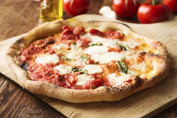 Foto auf Acrylglas Pizzeria Hausgemachte Pizza Napoletana mit frischem Basilikum und Büffelmozzarella
