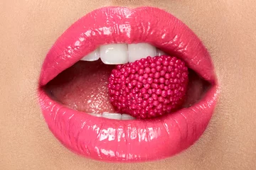 Pinke Lippen. Frau mit Süßigkeit im Mund. © puhhha