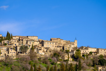 Vue sur le village de Lurs, Provence, France.