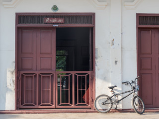 Fototapeta na wymiar bicycle with an open door