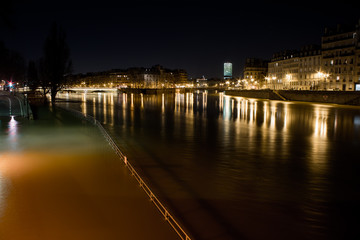 Fototapeta na wymiar Crue à Paris la nuit
