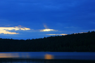 coucher de soleil sur les montagnes vosgiennes vue du lac de pierre percee