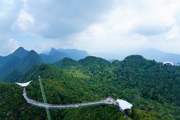 Fototapeta na wymiar Sky walk bridge at Atma Alam Batik Art Village Künstler Vergnügungs park und dorf auf Langkawi in Malaysia