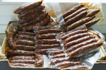 Chorizos caseros envasados al vacío.