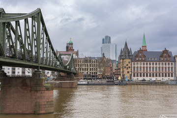 Naklejka premium Frankfurt y rio Main (Alemania).