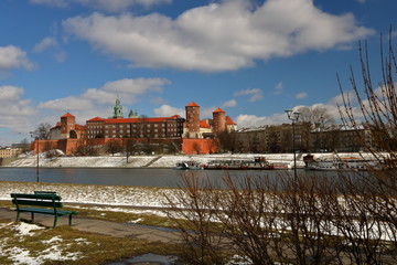 Piękna panorama rzeki Wisły, zamku wawelskiego i bulwarów nadwiślańskich, Kraków, Polska, słoneczny, późnozimowy dzień, trochę śniegu, błękitne niebo z malowniczymi białymi obłokami