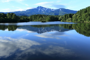 Fototapeta na wymiar 夏の大潟溜池と鳥海山　Ogatatameike and Mt.Chokai in summer / Nikaho, Akita, Japan
