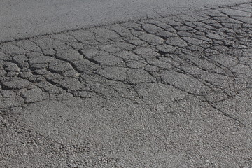 aşınmış kırık eski asfalt 