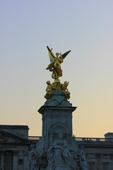 Fototapeta na wymiar statue devant buckingham palace a londres pendant le coucher de soleil 