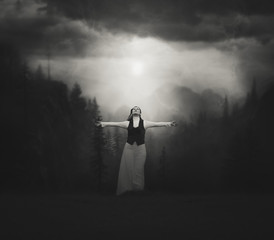 Mani tese al celo in attesa di un miglioramento